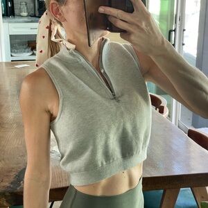 Yoga Golf Gray Sleeveless Zip-Up Top fit like a small